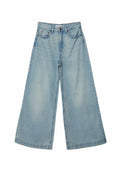 Hellblaue weit geschnittene Jeans aus Denim, mit hoher Taille, Fronttaschen und einer gewaschenen Optik mit dezenten Waschungen.