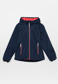 Marineblaue Kapuzenjacke mit korallenfarbendem Reißverschluss und Innenfutter, zwei schrägen Reißverschlusstaschen vorne und langen Ärmeln mit elastischen Bündchen.