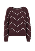 Burgunderfarbener Strickpullover mit weißem Chevron-Muster, weitem Ausschnitt, langen Ärmeln und geripptem Saum. Weiche Textur, lockere Passform.