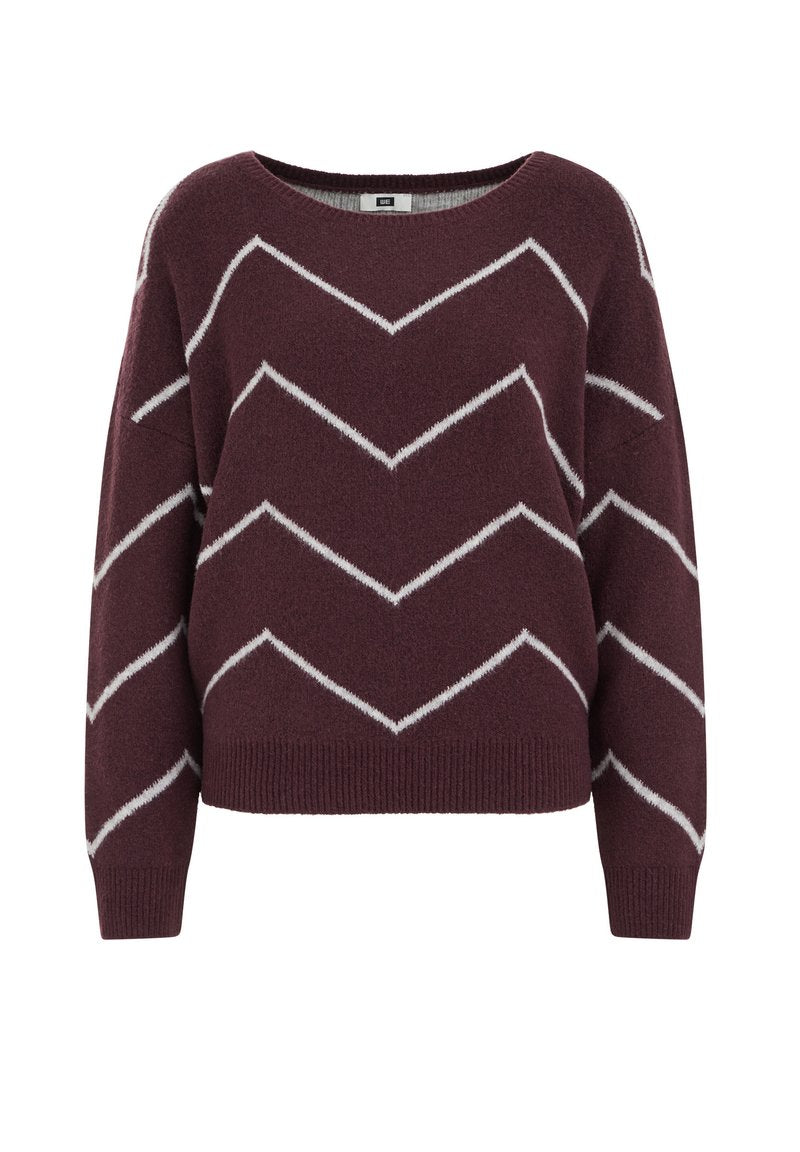 Burgunderfarbener Strickpullover mit weißem Chevron-Muster, weitem Ausschnitt, langen Ärmeln und geripptem Saum. Weiche Textur, lockere Passform.