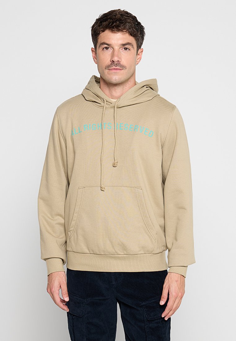 Beige Kapuzenpullover mit einer Vorderasche, mit türkisfarbenem Text "ALLE RECHTE VORBEHALTEN", aus weichem, strukturiertem Stoff gefertigt.