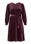 Samt-Wickelkleid in tiefem Burgunderrot mit langen Puffärmeln und einem passenden Gürtel in der Taille. Glatte Textur und knielanger Saum.