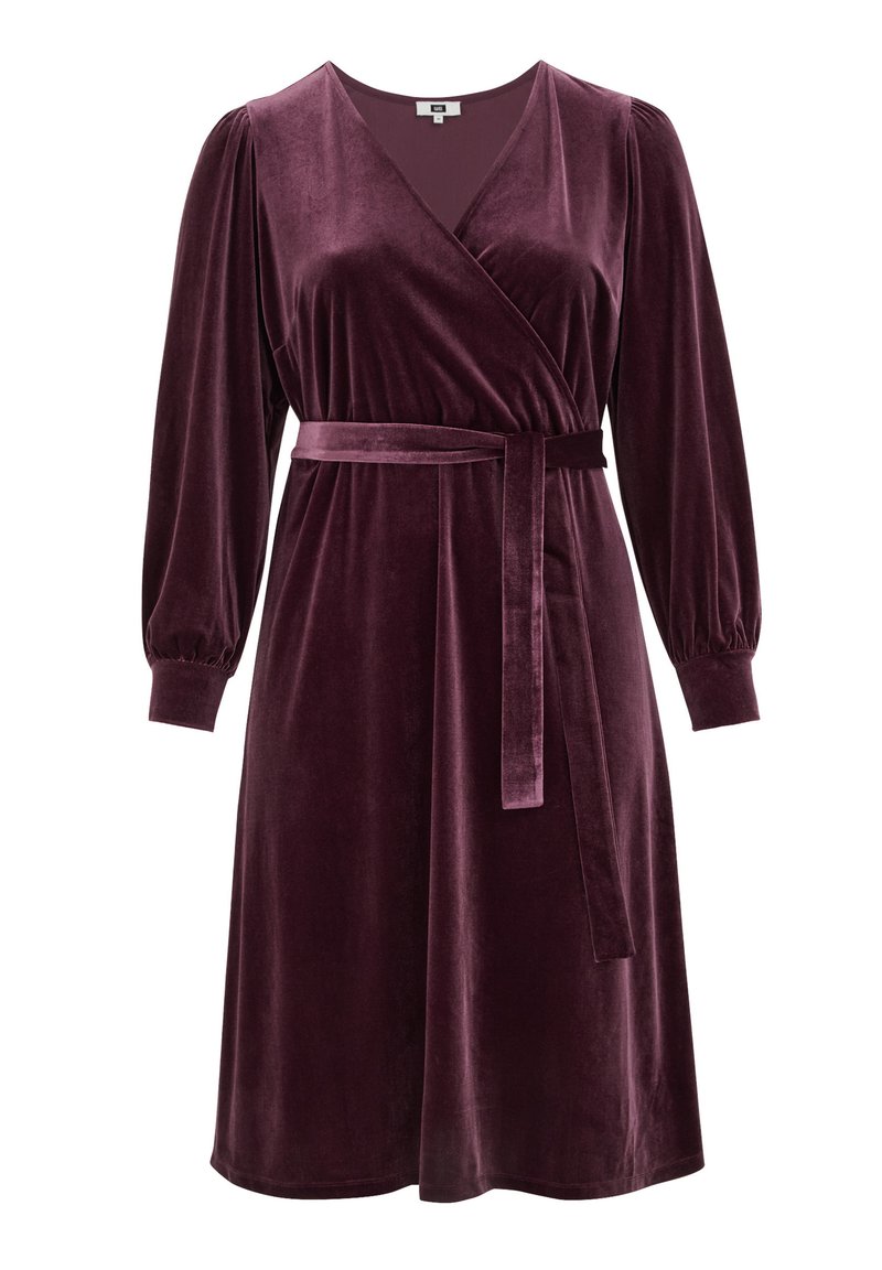 Samt-Wickelkleid in tiefem Burgunderrot mit langen Puffärmeln und einem passenden Gürtel in der Taille. Glatte Textur und knielanger Saum.