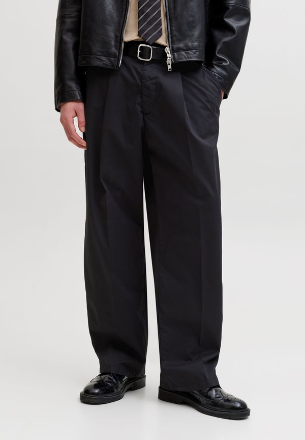 Jack & Jones JPSTBILL ROE PLEATED CHINO - Trousers - black beauty