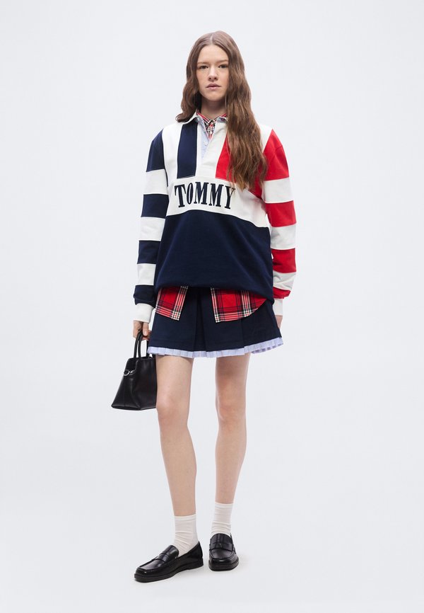 Tommy Jeans TONAL LOGO APPLIQUÉ PLEATED MINI SKIRT