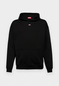 Schwarzer Kapuzenpullover aus Baumwolle mit einer vorderen Tasche, gerippten Bündchen und Saum. Verfügt über ein kleines, rotes, besticktes Logo auf der Brust.