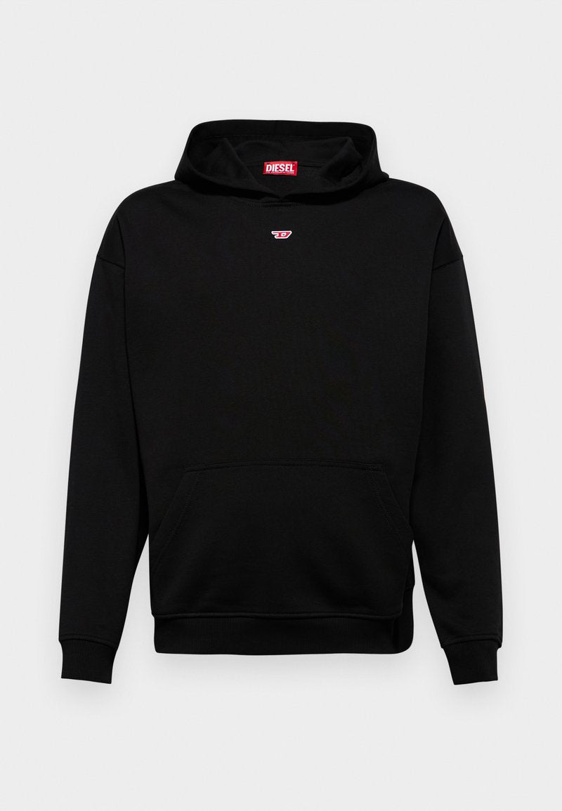 Schwarzer Kapuzenpullover aus Baumwolle mit einer vorderen Tasche, gerippten Bündchen und Saum. Verfügt über ein kleines, rotes, besticktes Logo auf der Brust.