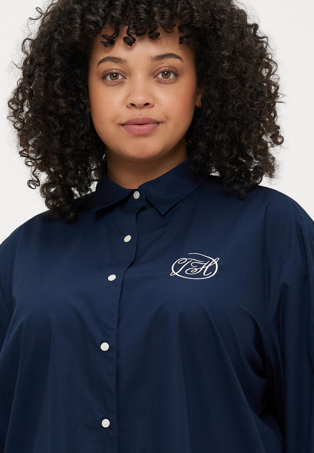 CURVE OVERSIZED FIT LOGO EMBROIDERY SHIRT Media 5