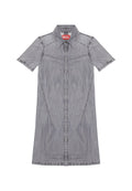 Kurzarm-Denimkleid in Grau mit spitzem Kragen, durchgehender Knopfleiste und strukturierten Nähten. Mit Kontrastnähten und lässigem Schnitt.