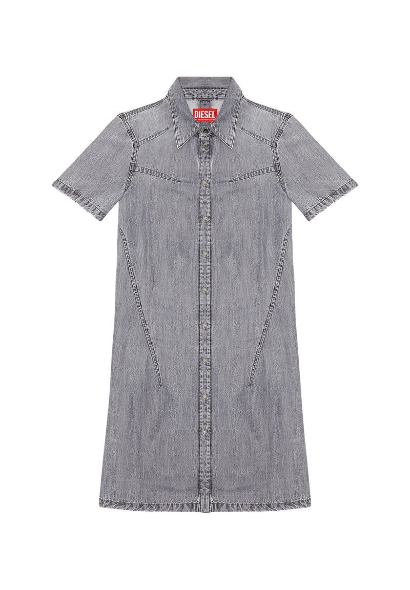 Kurzarm-Denimkleid in Grau mit spitzem Kragen, durchgehender Knopfleiste und strukturierten Nähten. Mit Kontrastnähten und lässigem Schnitt.