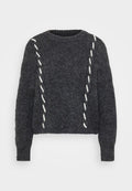 Dunkelgrauer Wollpullover mit Rundhalsausschnitt, lockerer Passform und weißen Nähten an den Seiten. Strukturiertes Strickdesign mit langen Ärmeln.