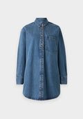 Denimhemd in Mitteltön von Blau mit langen Ärmeln, einer Knopfleiste, einem spitzen Kragen und einer Brusttasche. Mit sichtbaren Nähtelementen.