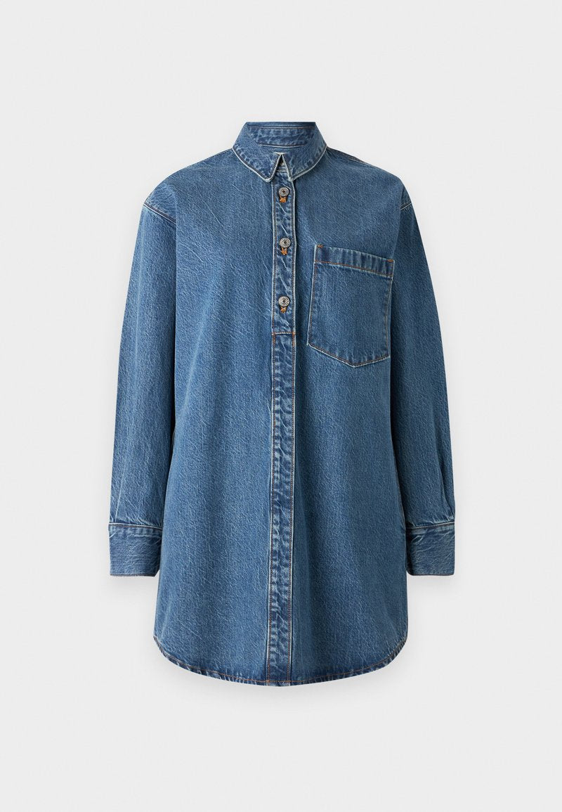 Denimhemd in Mitteltön von Blau mit langen Ärmeln, einer Knopfleiste, einem spitzen Kragen und einer Brusttasche. Mit sichtbaren Nähtelementen.