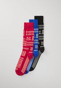 Drei Paar Socken: rot mit cremefarbenen Mustern, blau mit weiß und schwarz mit grau. Jedes Paar zeigt ein Markenlogo und geometrische Designs.