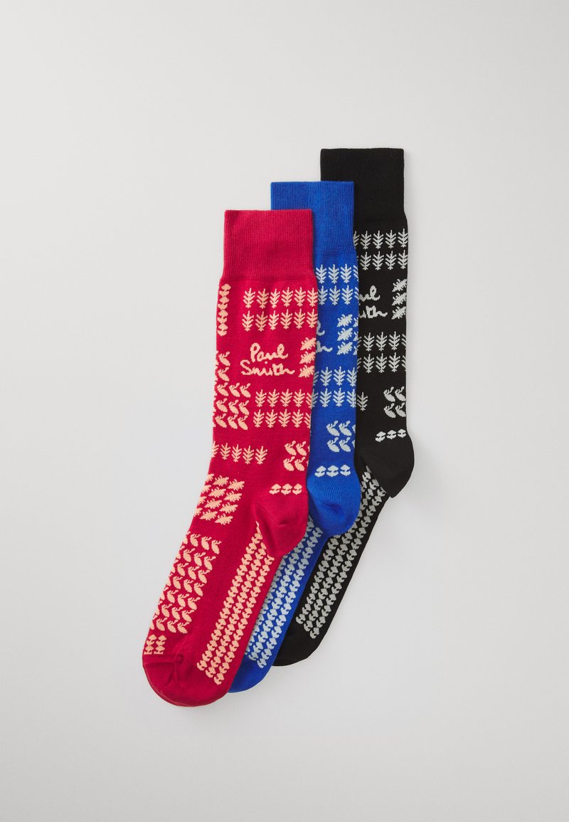 Drei Paar Socken: rot mit cremefarbenen Mustern, blau mit weiß und schwarz mit grau. Jedes Paar zeigt ein Markenlogo und geometrische Designs.