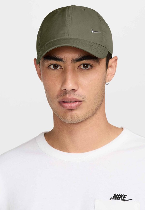 Nike Sportswear UNSTRUCTURED UNISEX - Cap - medium olive metallic silver