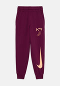 Burgunderfarbene Sweatpants mit elastischem Bund, Seitentaschen, goldfarbenem "KM"-Logo und einem großen orangenen Nike-Swoosh-Design auf dem linken Bein.