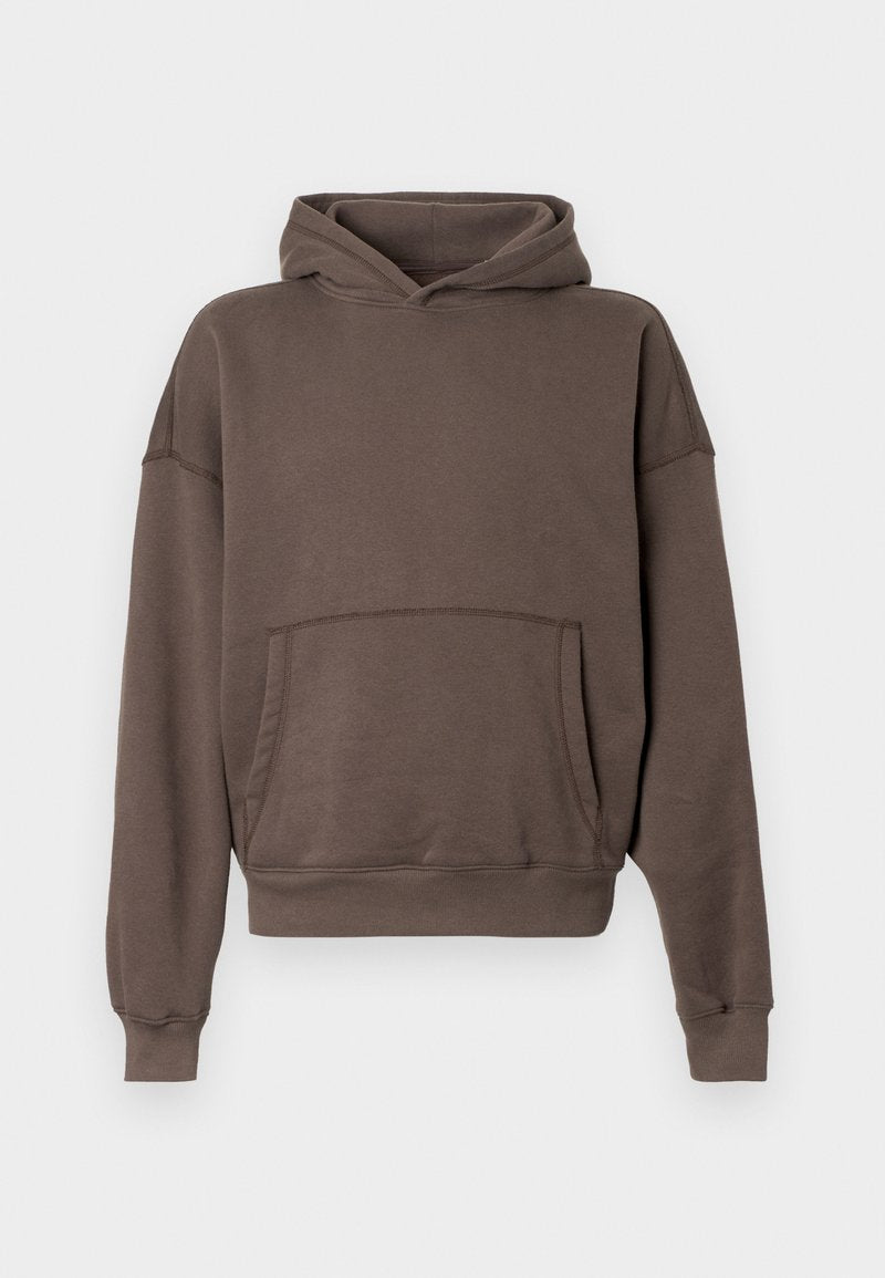 Brauner Kapuzenpullover aus weichem Material, mit Kängurutasche, verstellbarem Kapuzenzug und gerippten Bündchen und Saum. Lockere Passform.