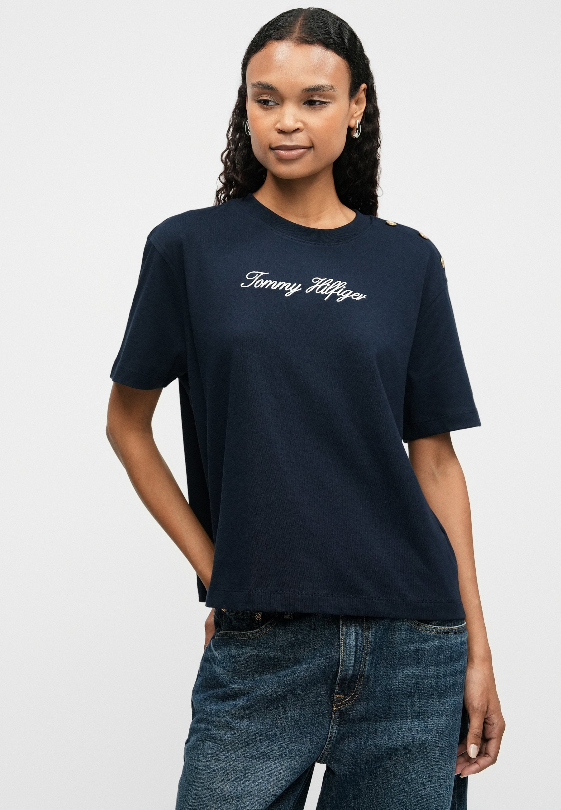 GOLD-TONE BUTTON LOGO EMBROIDERY RELAXED T-SHIRT Media 5