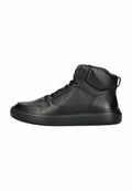 Schwarze High-Top-Sneaker aus strukturiertem Leder mit schwarzer Gummisohle, die über feine Nähte und einen gepolsterten Knöchel für zusätzlichen Halt verfügen.
