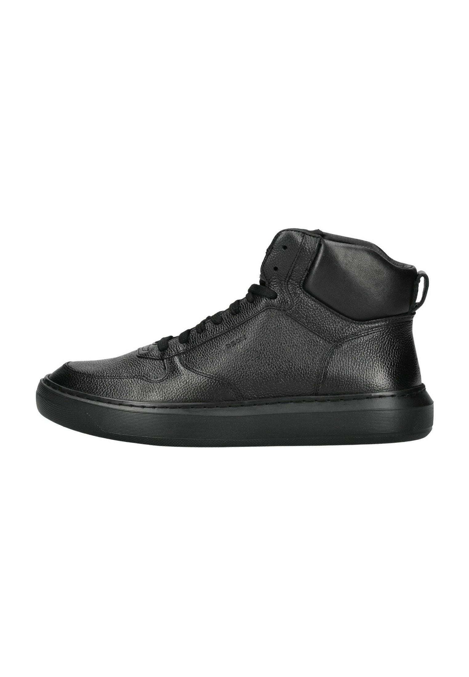 Schwarze High-Top-Sneaker aus strukturiertem Leder mit schwarzer Gummisohle, die über feine Nähte und einen gepolsterten Knöchel für zusätzlichen Halt verfügen.