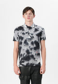 Schwarz und grau gefärbtes Polo-Shirt mit klassischem Kragen, einer Drei-Knopf-Leiste und einem kleinen roten Markenlogo auf der Vorderseite.