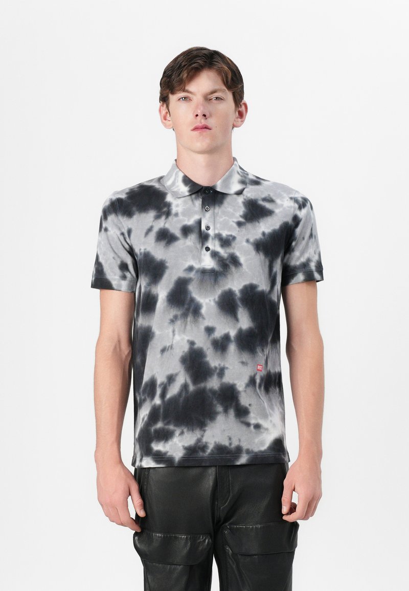 Schwarz und grau gefärbtes Polo-Shirt mit klassischem Kragen, einer Drei-Knopf-Leiste und einem kleinen roten Markenlogo auf der Vorderseite.
