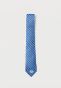 Blaues Seidenkrawatte mit diagonalen Streifen in helleren und dunkleren Blautönen. Enthält ein kleines, gesticktes Blumendesign nahe der Spitze.