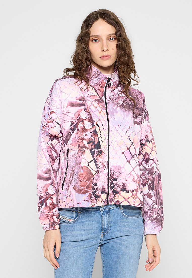 Leichte, zip-up Jacke mit einem pinken und lila Schlangenmuster, ausgestattet mit einem hohen Kragen und seitlichen Reißverschlusstaschen. Glatte Textur.