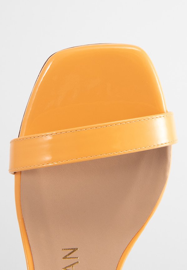Stuart Weitzman NUDISTCURVE