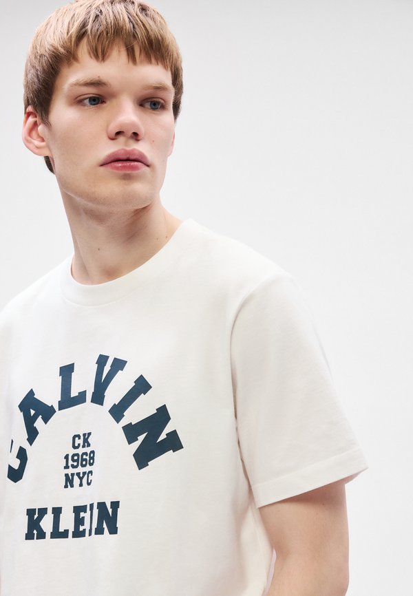 Calvin Klein Jeans COLLEGE GRAPHIC