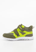 Grüner und neon-gelber Sportschuh mit strukturiertem Finish, zwei Velcro-Riemen und einer weißen Gummisohle mit gemustertem Profil.