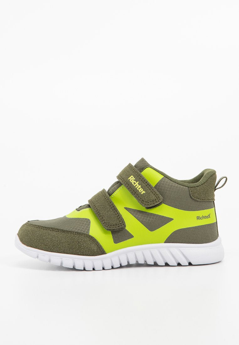Grüner und neon-gelber Sportschuh mit strukturiertem Finish, zwei Velcro-Riemen und einer weißen Gummisohle mit gemustertem Profil.