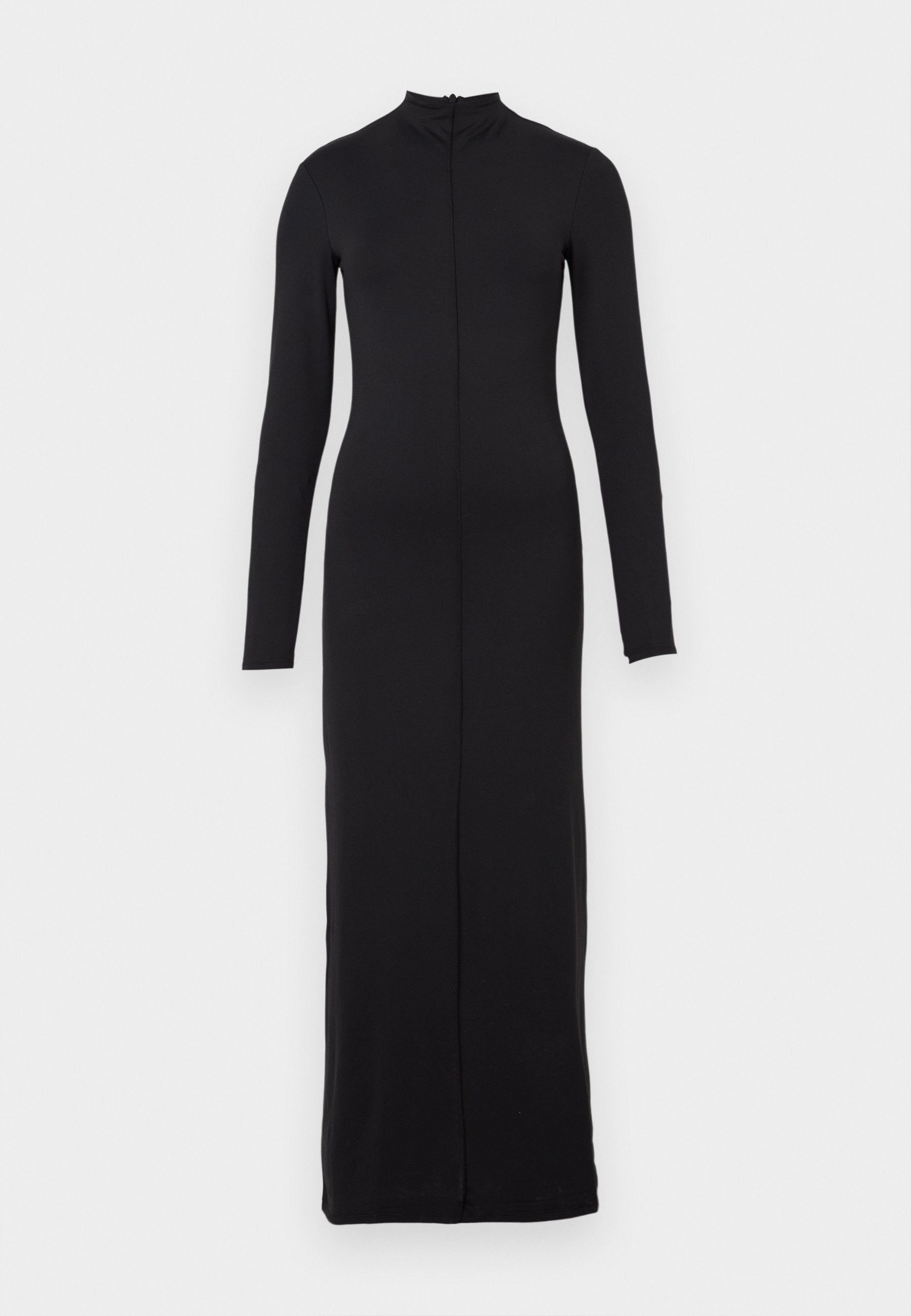 Langes schwarzes Kleid aus glattem Stoff mit hohem Kragen, langen Ärmeln und einem zentralen Reißverschluss vom Kragen bis zum Saum. Schlichtes, körperbetontes Design.