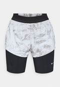 Nike-Shorts mit einem weiß-grauen Marmor-Muster und einem schwarzen Untershort. Elastischer Bund mit Mesh-Details und einem kleinen Logo.