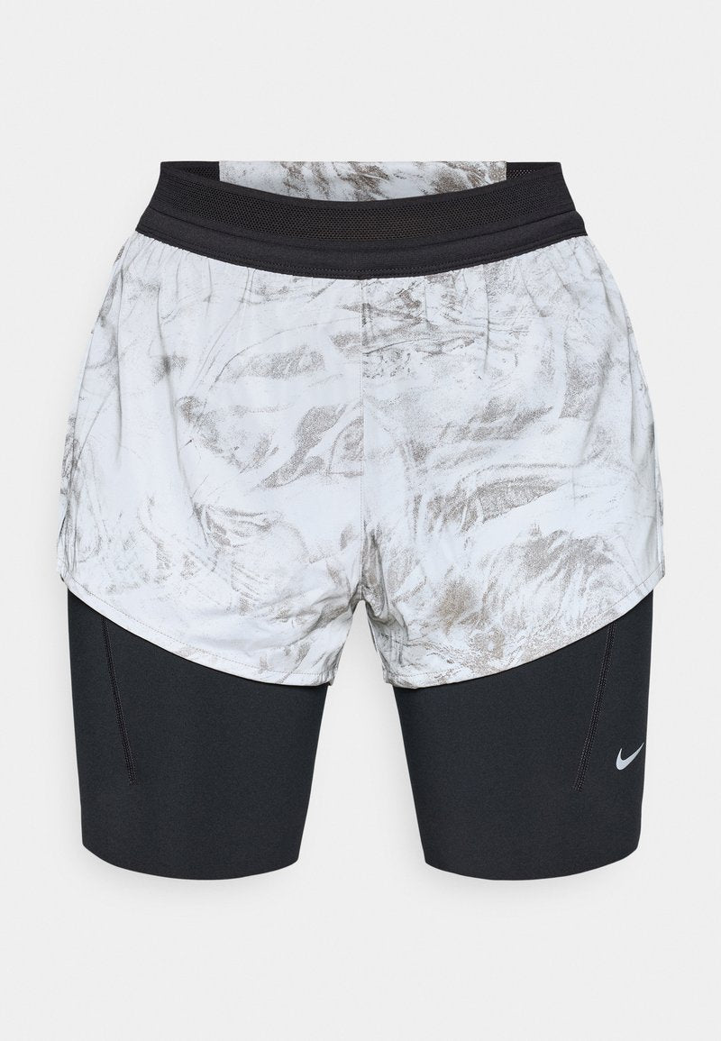 Nike-Shorts mit einem weiß-grauen Marmor-Muster und einem schwarzen Untershort. Elastischer Bund mit Mesh-Details und einem kleinen Logo.
