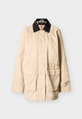 Beige Jacke mit schwarzem Cordkragen, vorderen Klappentaschen, langen Ärmeln mit verstellbaren Riemen und verdecktem Knopfverschluss.