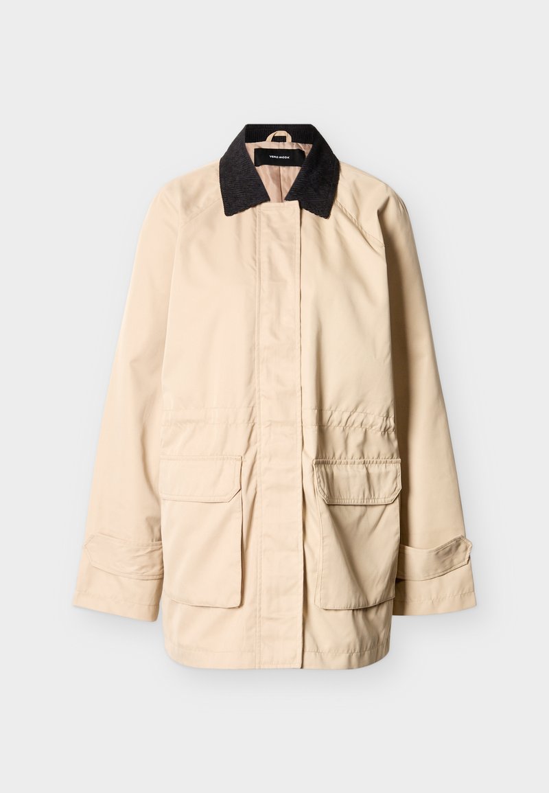 Beige Jacke mit schwarzem Cordkragen, vorderen Klappentaschen, langen Ärmeln mit verstellbaren Riemen und verdecktem Knopfverschluss.