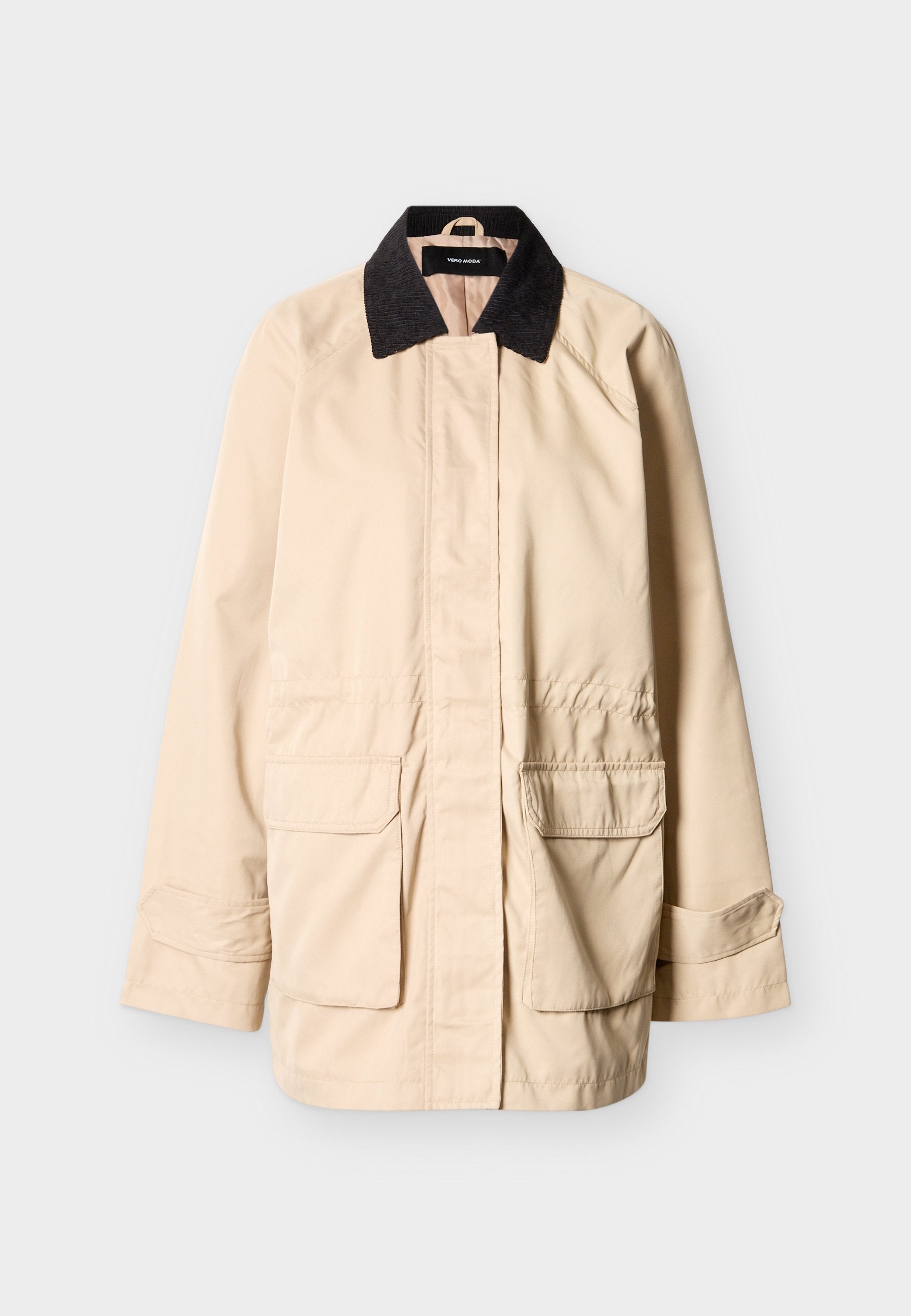 Beige Jacke mit schwarzem Cordkragen, vorderen Klappentaschen, langen Ärmeln mit verstellbaren Riemen und verdecktem Knopfverschluss.
