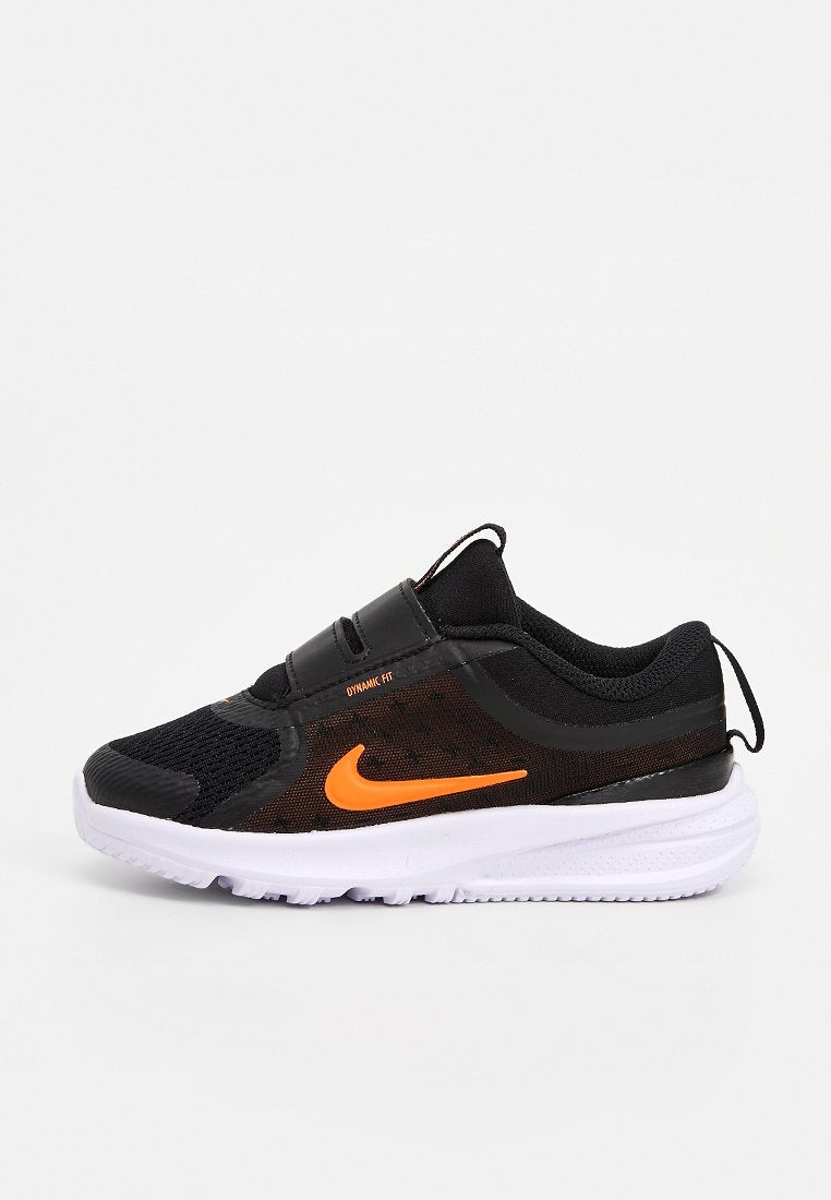 Schwarzer Sportschuh mit Mesh-Obermaterial, orangefarbenen Akzenten und elastischen Bändern. Verfügt über eine weiße Sohle mit strukturiertem Grip. Dynamisches Passform-Design.