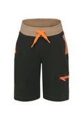 Schwarze Shorts mit einem elastischen beigen Bund und orangen Kordeln. Sie verfügen über orangefarbene Reißverschlüsse und Mesh-Seitentaschen zur Aufbewahrung.