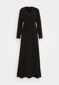 Schwarzes, langärmeliges Maxikleid mit V-Ausschnitt, tailliertem Schnitt und Stoffgürtel; zeichnet sich durch die fließende Silhouette und das strukturierte Material aus.