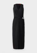 Schwarzes ärmelloses Kleid mit V-Ausschnitt, das vertikale silberne Nadelstreifen, einen Gürtel in der Taille und eine dekorative Schnallenakzentuierung aufweist.