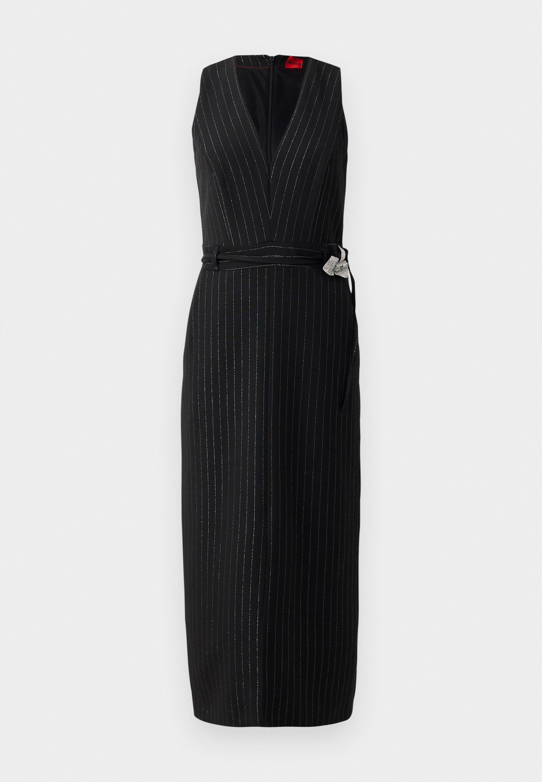 Schwarzes ärmelloses Kleid mit V-Ausschnitt, das vertikale silberne Nadelstreifen, einen Gürtel in der Taille und eine dekorative Schnallenakzentuierung aufweist.