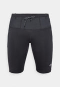 Schwarze Sportshorts mit einer taillierten Passform, ausgestattet mit einem strukturierten Taillenbund, verstellbarem Kordelzug und dezentem Logo am Unterschenkel.