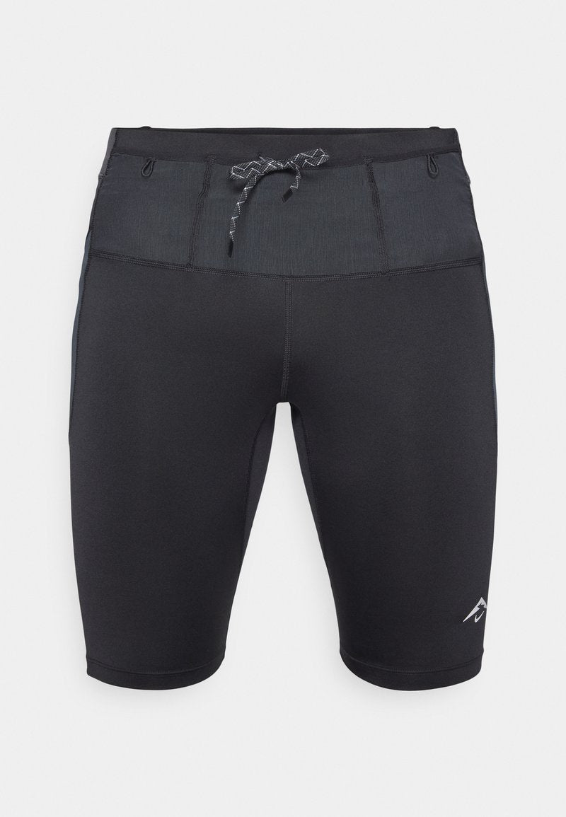 Schwarze Sportshorts mit einer taillierten Passform, ausgestattet mit einem strukturierten Taillenbund, verstellbarem Kordelzug und dezentem Logo am Unterschenkel.