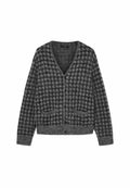 Grau-karierte Strickjacke mit V-Ausschnitt, langen Ärmeln und vorderen Taschen. Aus weichem, strukturiertem Stoff gefertigt mit Knopfverschluss.
