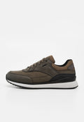Brauner und schwarzer Freizeitsneaker mit Schnürung vorne und weißer gepolsterter Sohle, von der Seite auf weißem Hintergrund gezeigt.