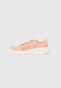 Nike-Sneaker mit einem pinkfarbenen Mesh-Obermaterial, einer cremefarbenen Zwischensohle und einer strukturierten Gummisohle; ausgestattet mit Schnürsenkeln und einem Fersenloop für einfaches An- und Ausziehen.