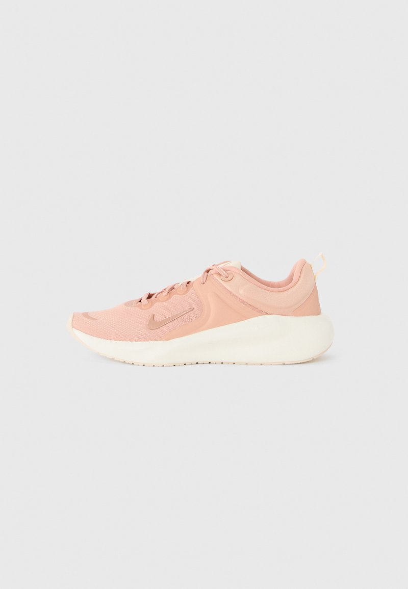 Nike-Sneaker mit einem pinkfarbenen Mesh-Obermaterial, einer cremefarbenen Zwischensohle und einer strukturierten Gummisohle; ausgestattet mit Schnürsenkeln und einem Fersenloop für einfaches An- und Ausziehen.